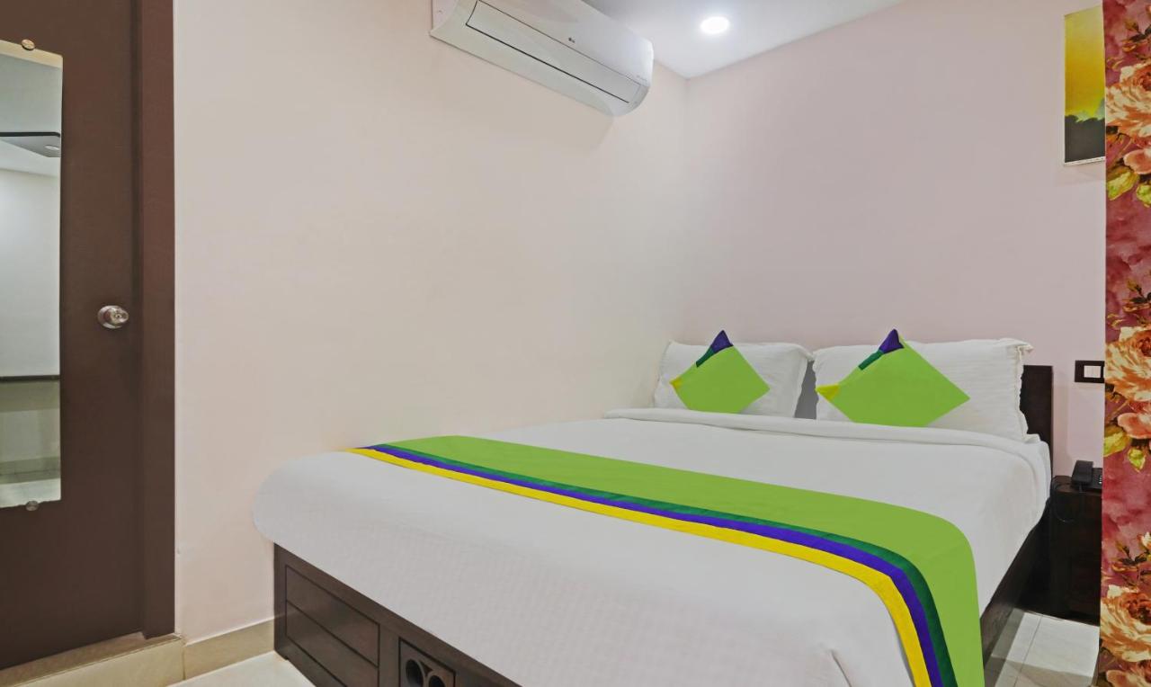 B&B Hyderabad - Treebo Trend J A Royal Suites Manikonda - Bed and Breakfast Hyderabad