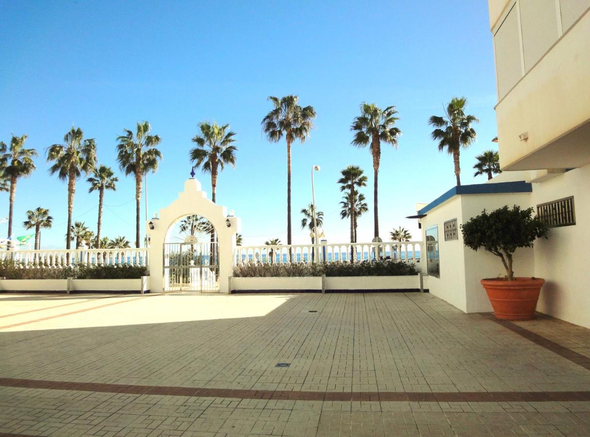 Costamar, Primera linea de playa, 3 dormitorios, 2 baños, vistas al mar, Internet Wifi y Garaje, Ideal parejas y familias - Chambres d'hôtes Benalmádena