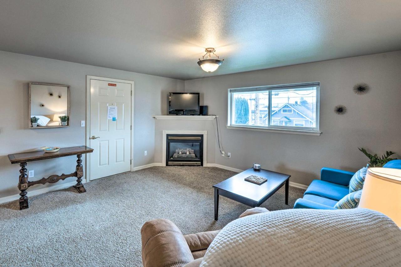 Quaint Cottage w/ Gas Fireplace ~ 1/2 Mi to Beach! - Ferienwohnung Anacortes