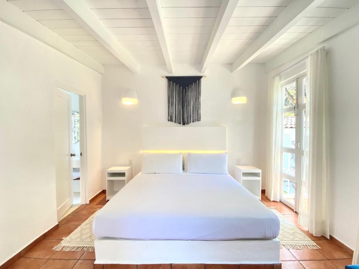 Zimmer mit Kingsize-Bett und Balkon