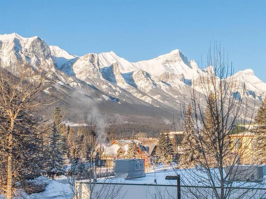 B&B Canmore - Incredible Mountain View Townhouse in DT Canmore w/ A/C & U/A Parking - Bed and Breakfast Canmore
