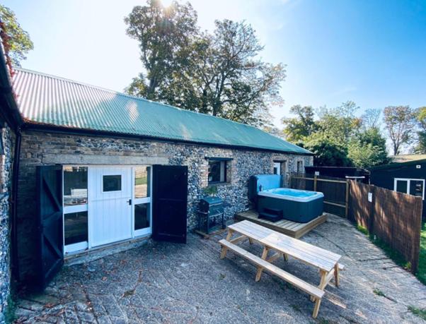 5 Bed Barn Conversion - with private hot tub - Bed and Breakfast Birchington-on-Sea