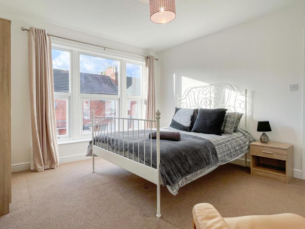 B&B Crewe - Spacious 2-bed Apartment in Crewe by 53 Degrees Property, ideal for Business & Professionals, FREE Parking - Sleeps 3 - Bed and Breakfast Crewe