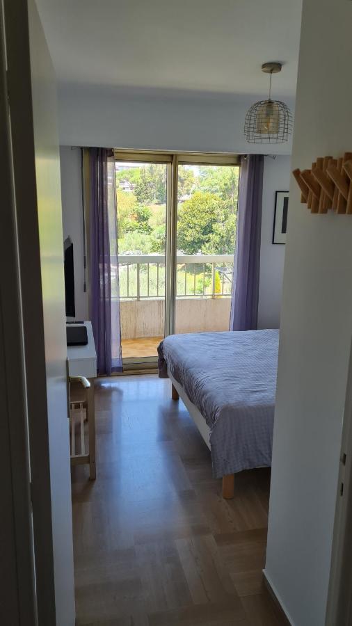 2P entièrement climatisé I Bien insonorisé I Wifi I A 300 m de la mer I Restaurants commerces et transports à 5mn à pied I Idéal 2 personnes I Possibilité 4 avec canapé lit de qualité I Très belle Douche - Chambres d’hôtes