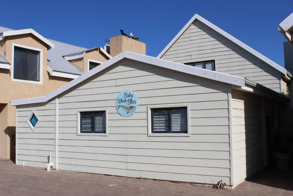 Baby Whale Bliss - Beachfront House - B&B