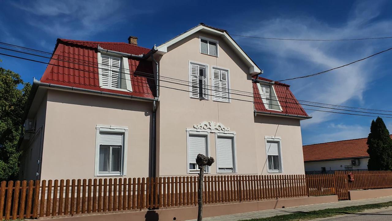 Villa Napsugár - B&B