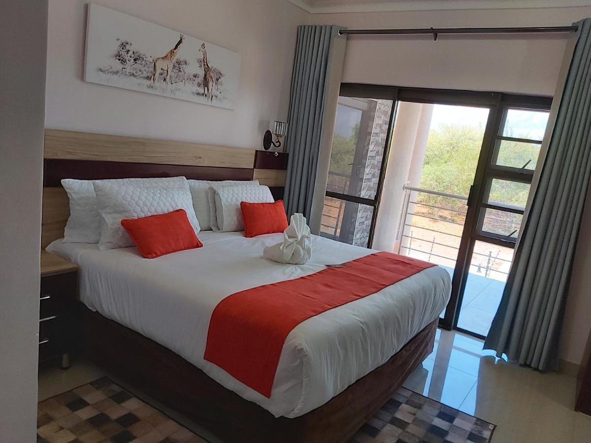 Zimmer mit Kingsize-Bett und Balkon