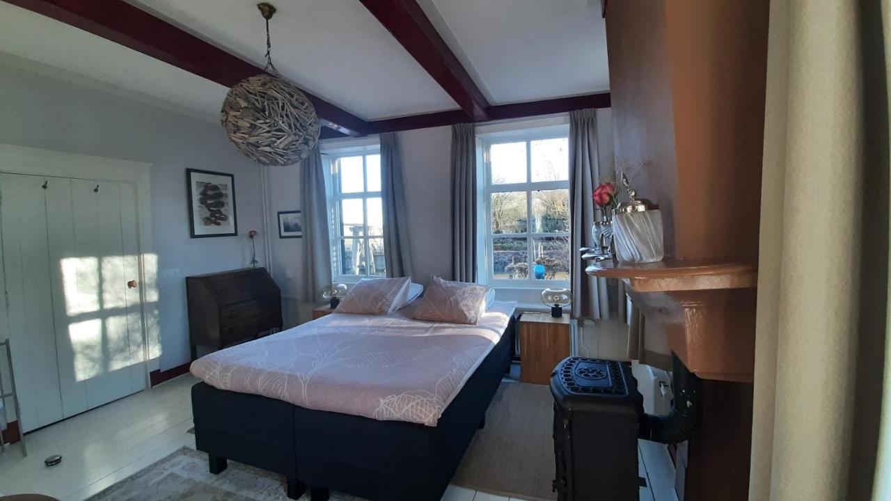 Zimmer mit Kingsize-Bett und Gartenblick.