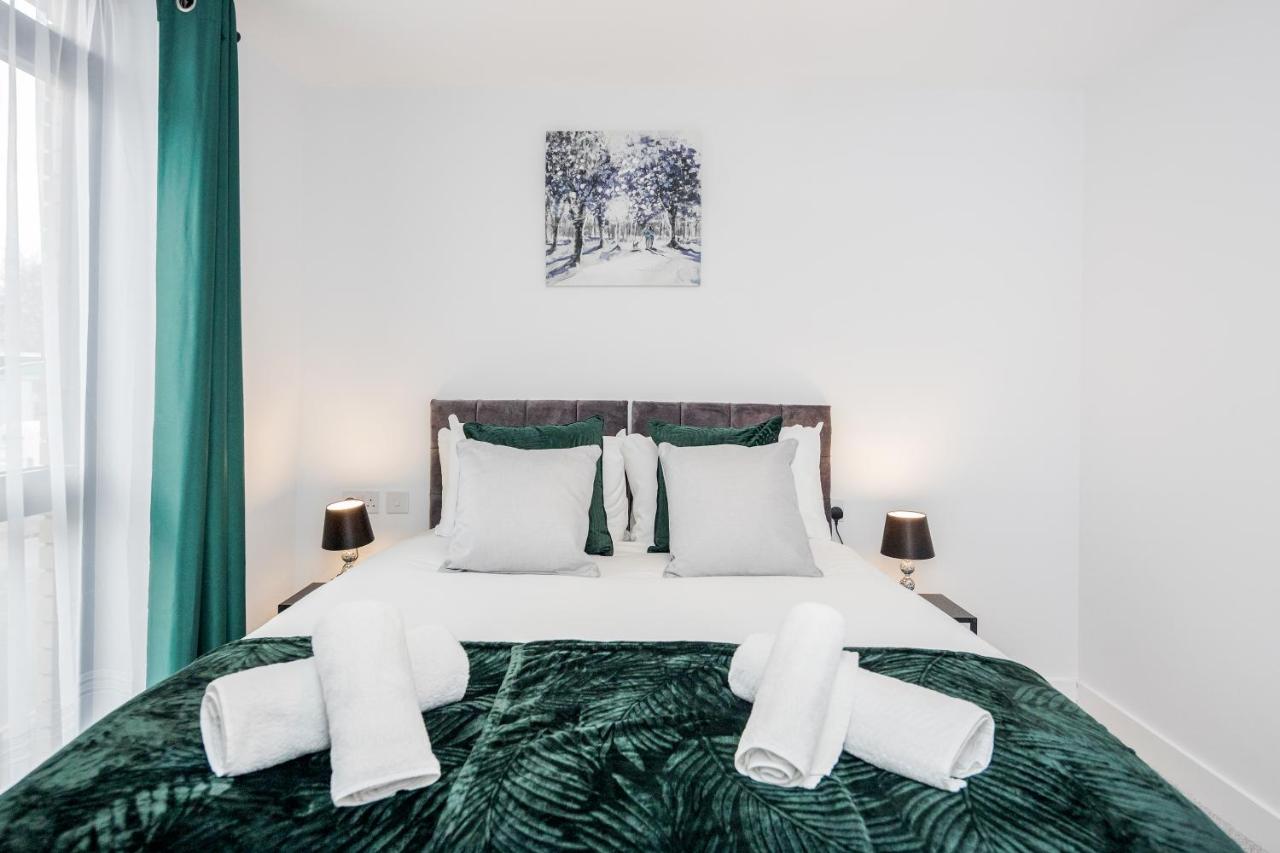 Watford Cassio Luxury - Modernview Serviced Accommodation - Bed and Breakfast Watford
