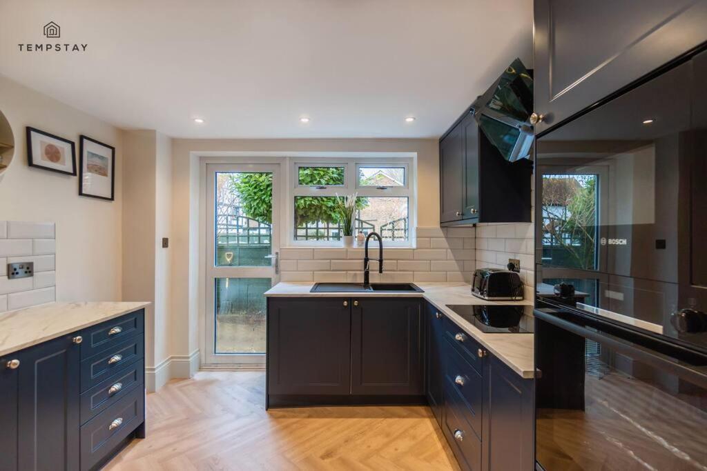 STYLISH HOME WITH FREE PARKING - 10 MINS TO LEGOLAND! - B&B