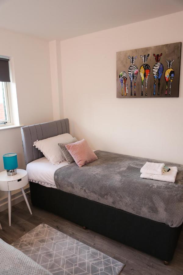 B&B Peterborough - Blue Apartment, 2 Bedroom with Balcony, Netflix - Bed and Breakfast Peterborough