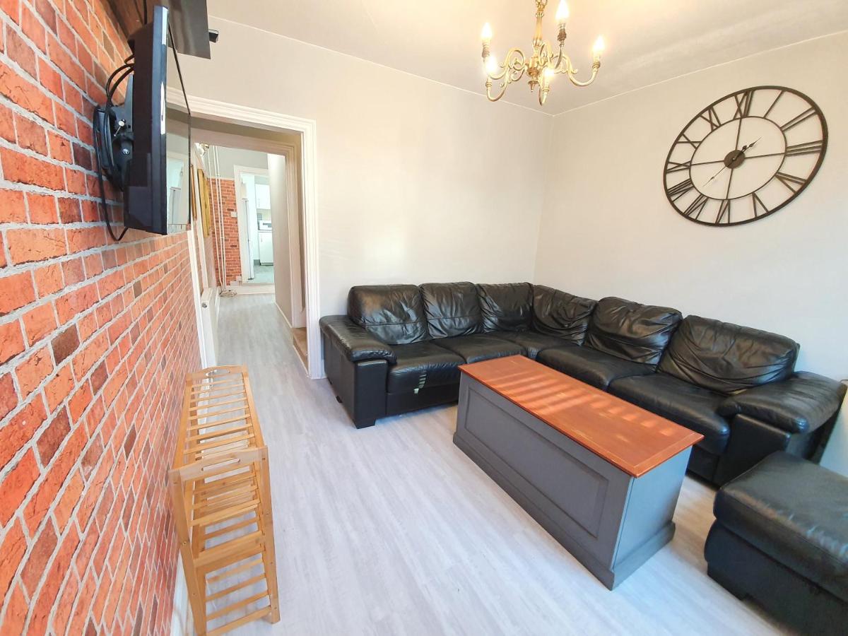 B&B Luton - Victorian Home, 3BR, Airport, M1, 6 beds, sleeps 12 - Bed and Breakfast Luton