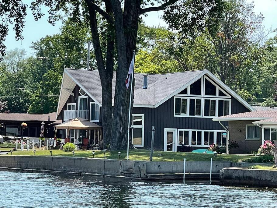 Unforgettable 4 bedroom 3 bath waterfront cabin - B&B