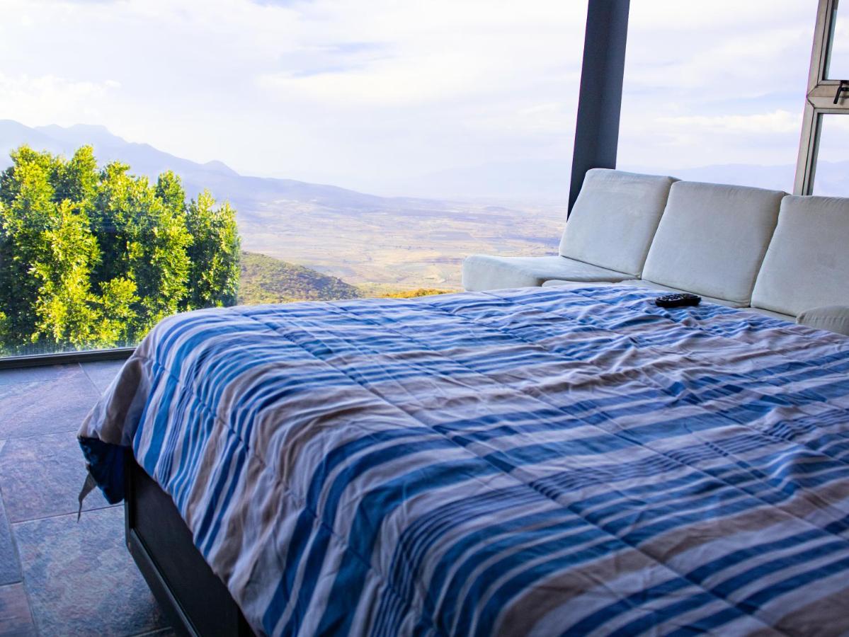 Habitación con cama grande y vistas al jardín