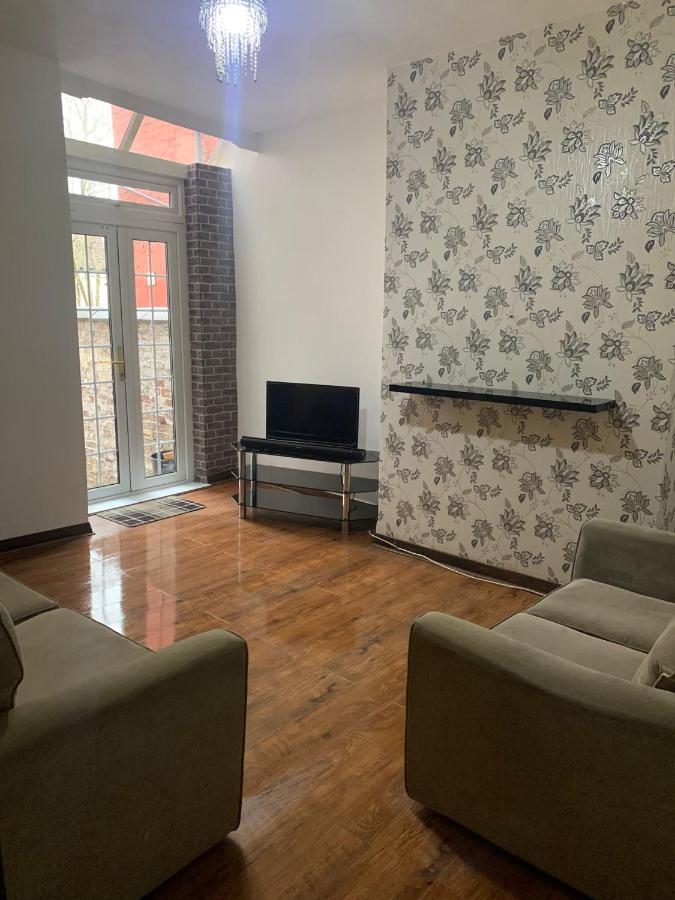 B&B Manchester - 3/4 Bedroom House - Bed and Breakfast Manchester