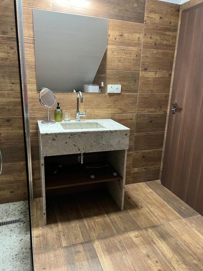 Habitación con cama extragrande.