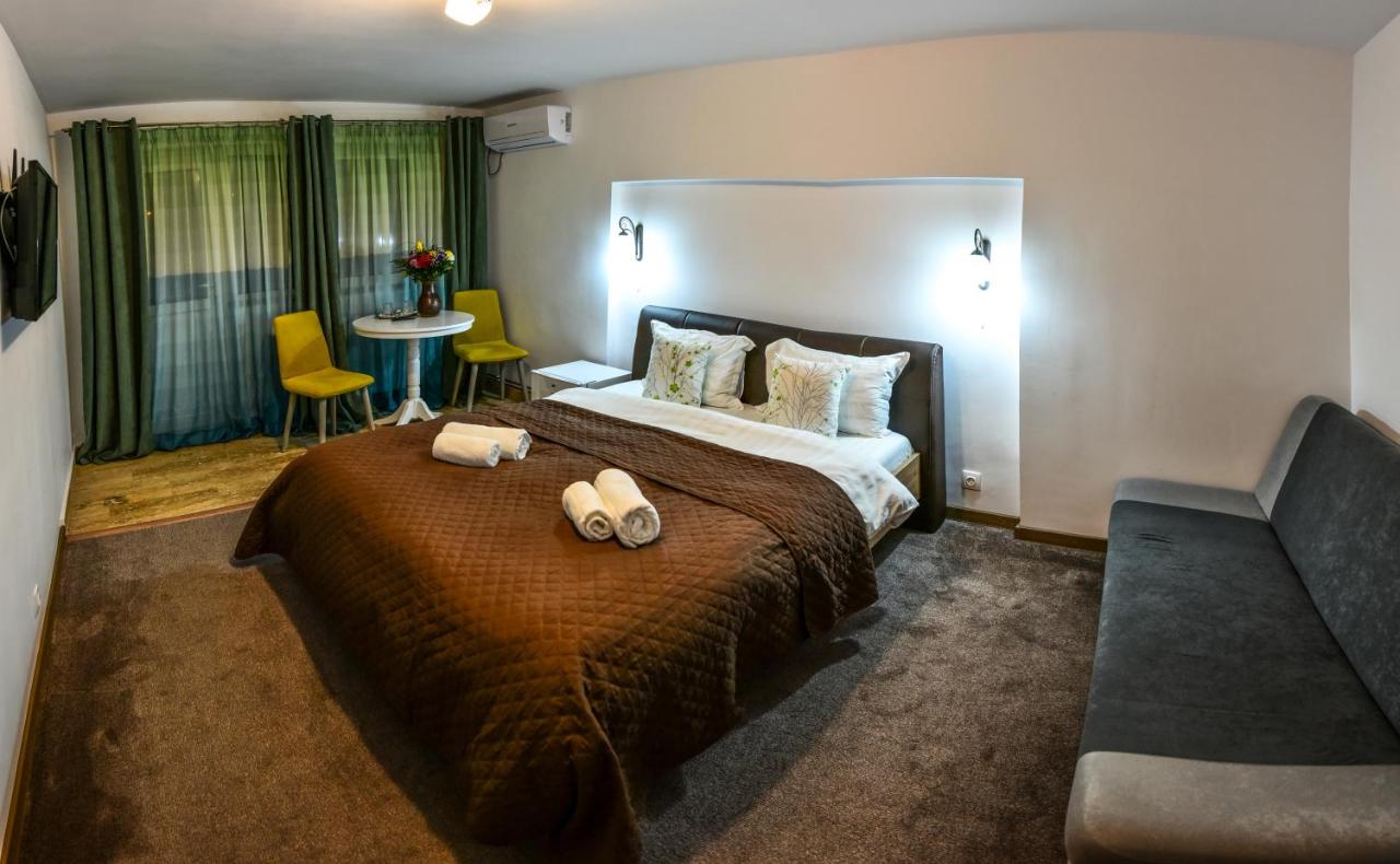 Habitación con cama grande y bañera de hidromasaje
