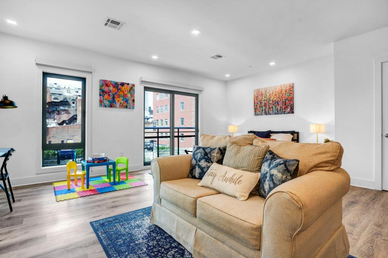 NEW! Vibrant Large Studio Dwntwn 18 Mins to NYC - B&B