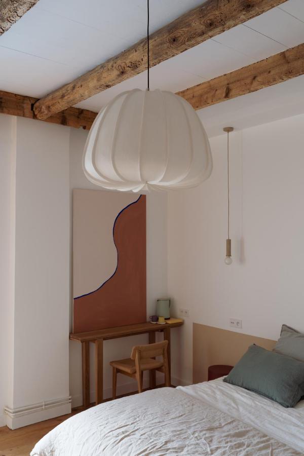 Zimmer mit Kingsize-Bett und Poolblick