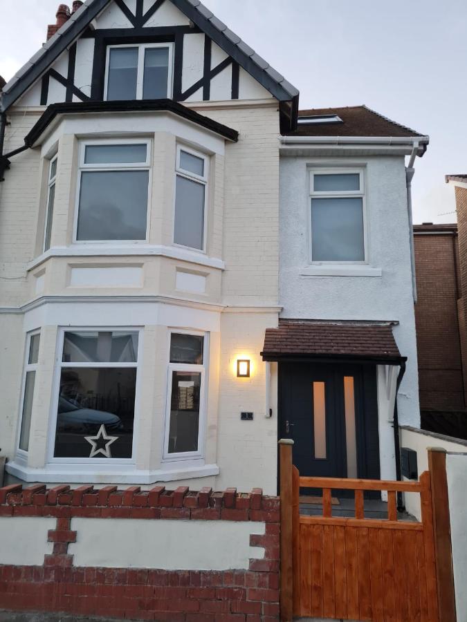 5-bedroom holiday home in West Shore, Llandudno - B&B