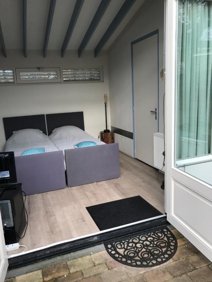 Zimmer mit Kingsize-Bett und Gartenblick.