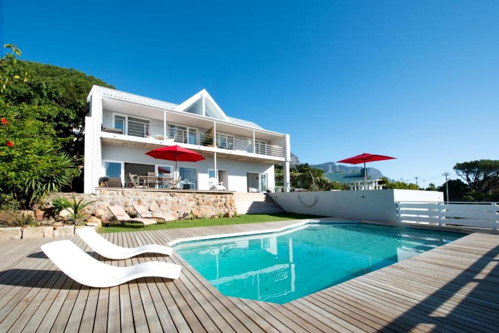 Camps Bay Loft with Stunning Mountain and Ocean Views - B&B