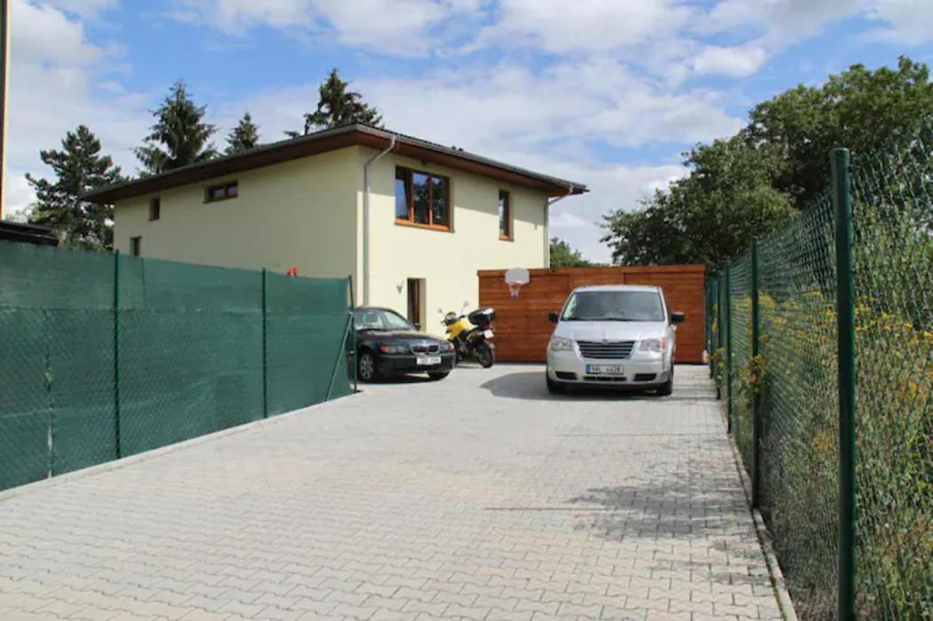Lovely apartment, Garden, Parking, Wifi, Netflix - Chambres d’hôtes Prague