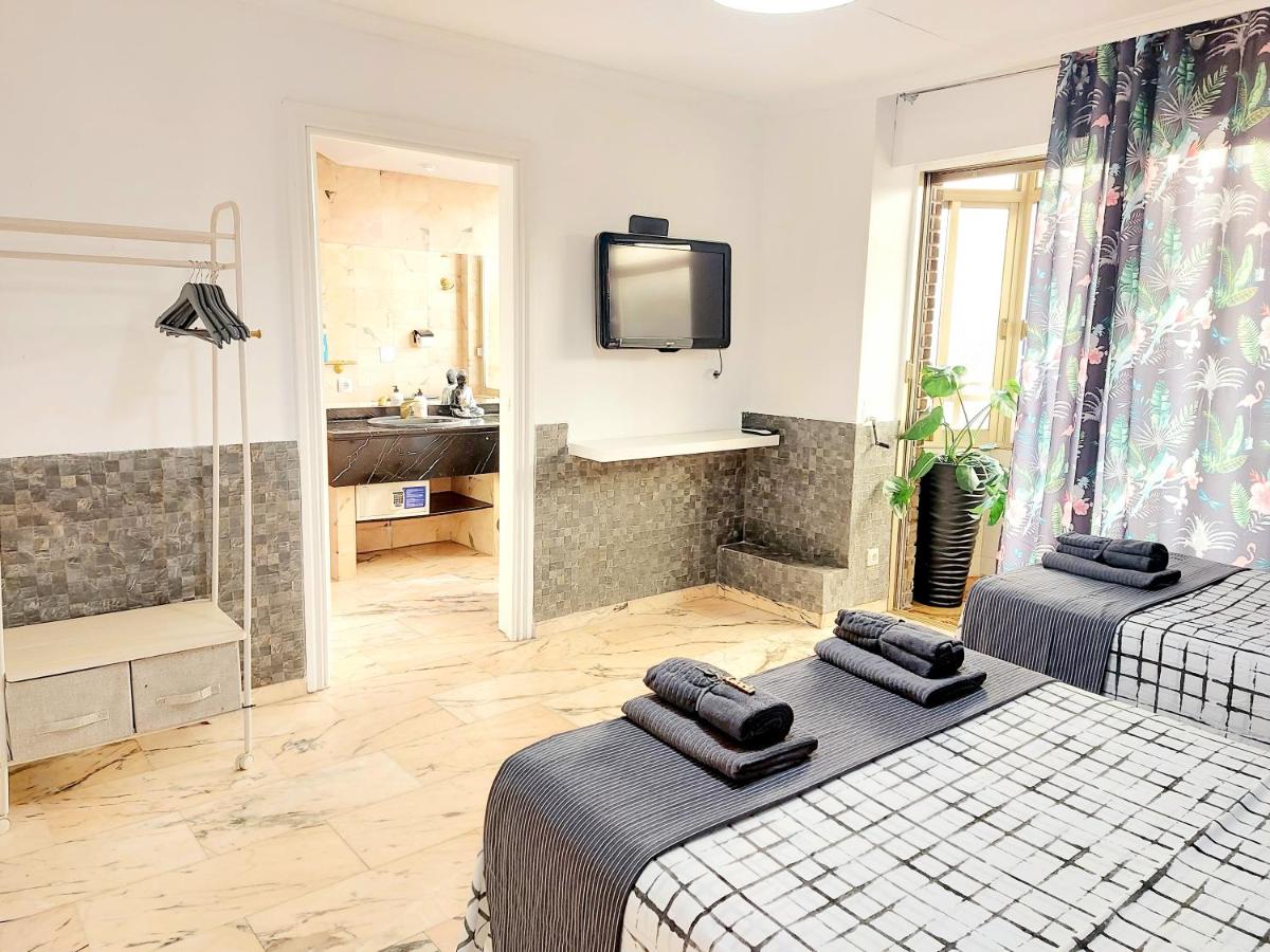 Chambre Triple avec Salle de Bains Privative et Balcon