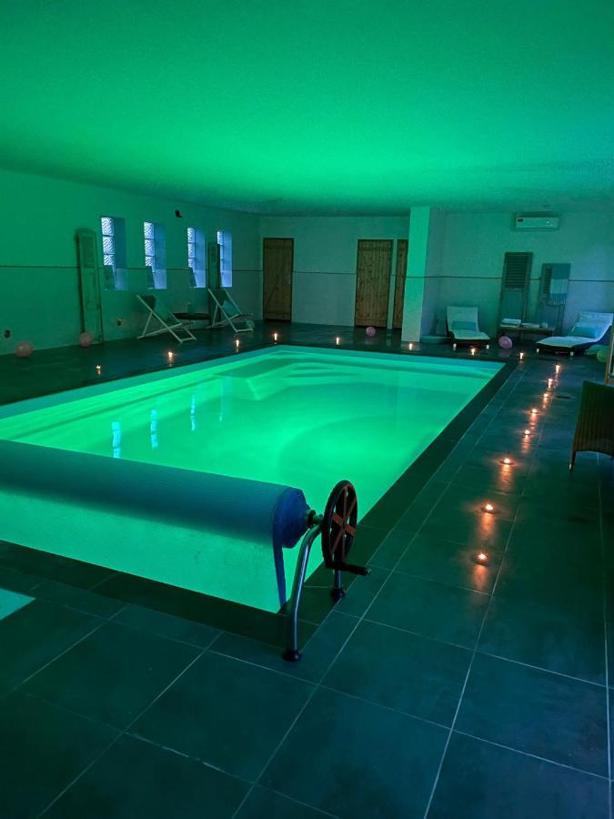 Superbe studio privée au calme avec piscine et spa - Bed and Breakfast
