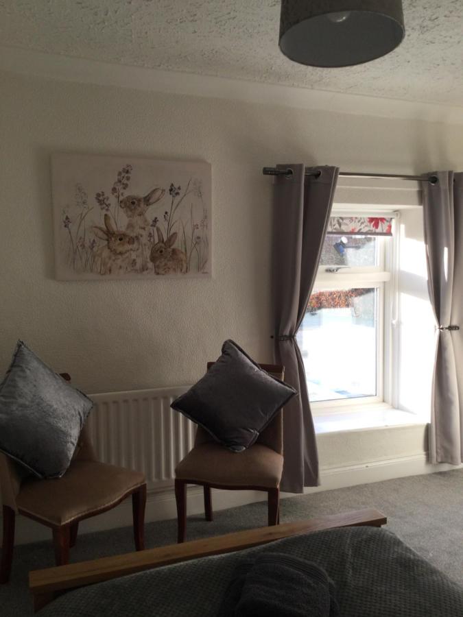 Tweepersoonskamer met 2 Aparte Bedden en Eigen Badkamer