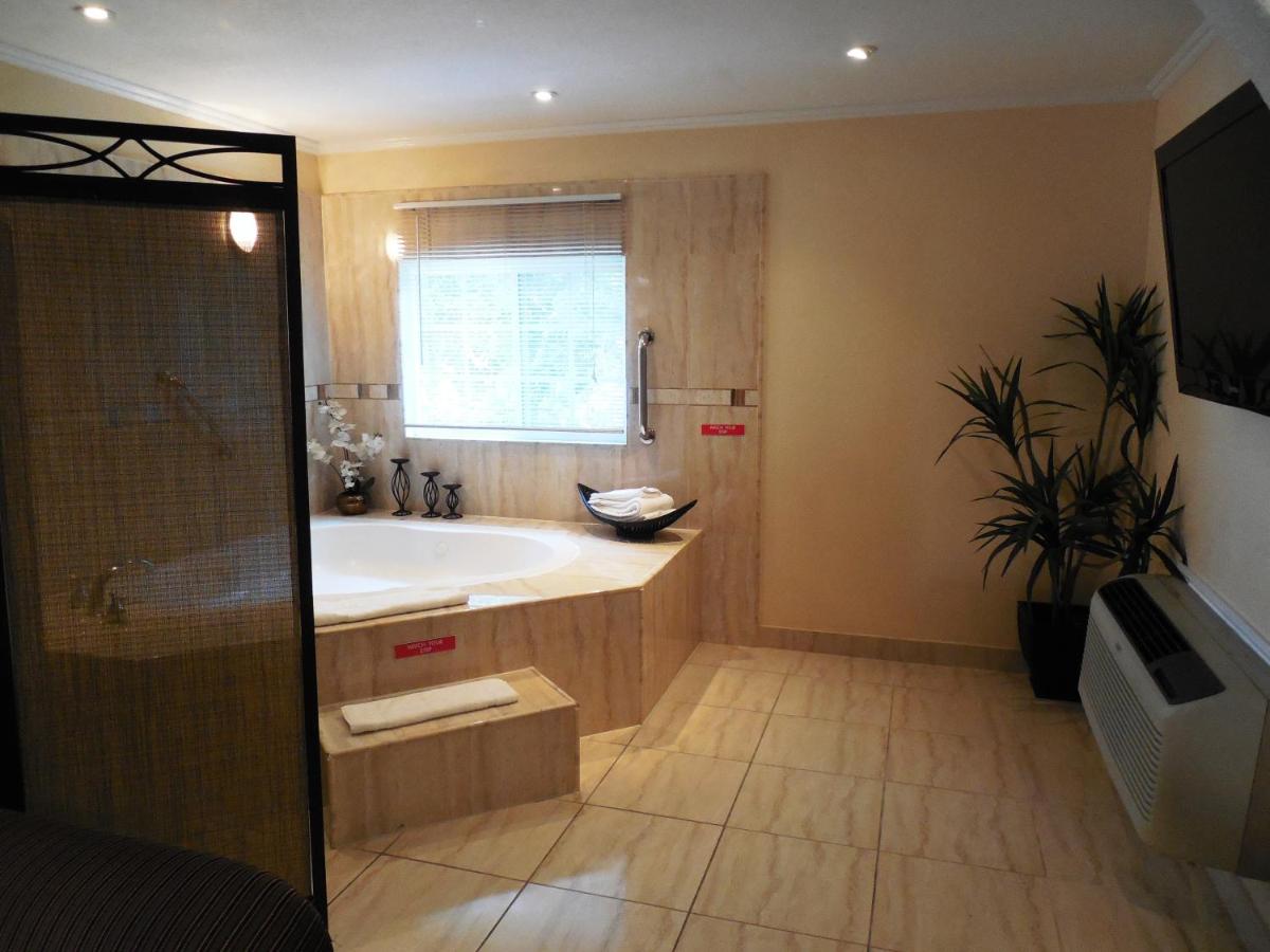 Deluxe Suite with Spa Bath