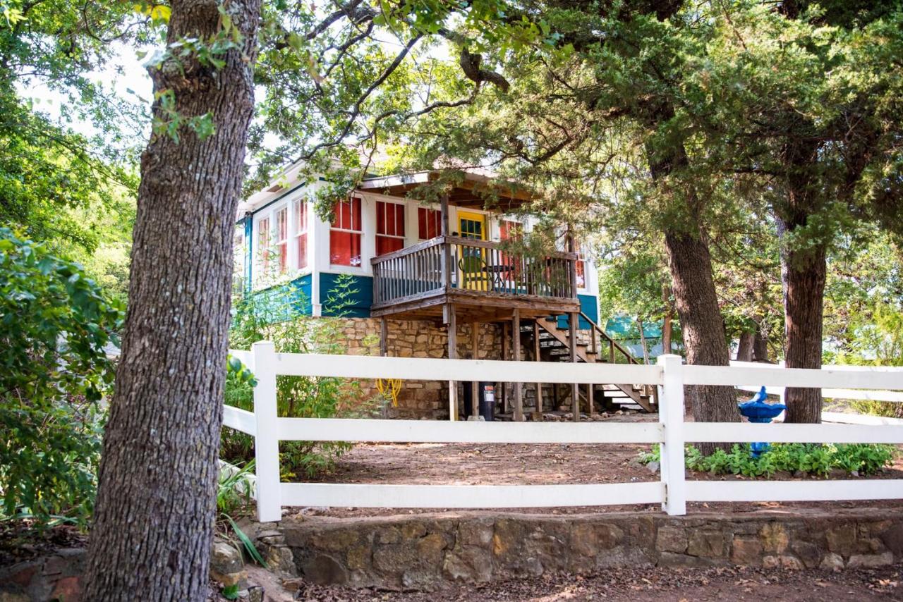 B&B Davis (Oklahoma) - The Bluebird Cottage Style Cabin with Hot Tub near Turner Falls and Casinos - Bed and Breakfast Davis (Oklahoma)