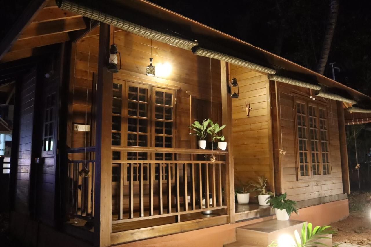 GreenChromide Homestays - B&B Munroe Island