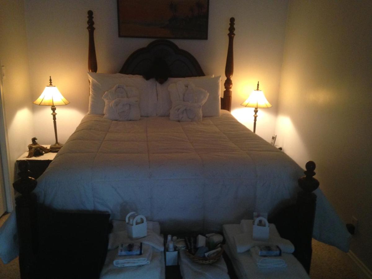 Queen Suite with Lake View