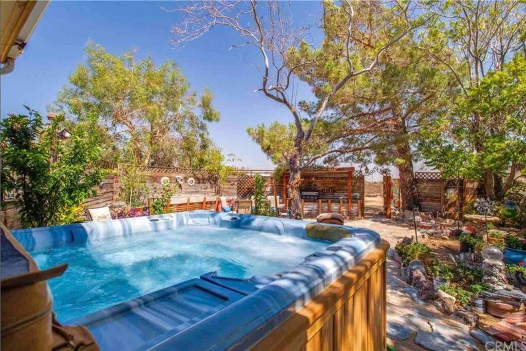 B&B Yucca Valley - Lunar Eclipse on 4 acres w hot tub - Bed and Breakfast Yucca Valley