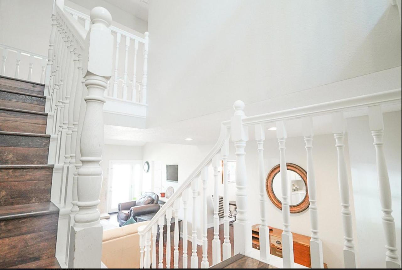 Valencia CA Stunning 3100 +sqft, 5Bed/5Bath home - B&B Santa Clarita