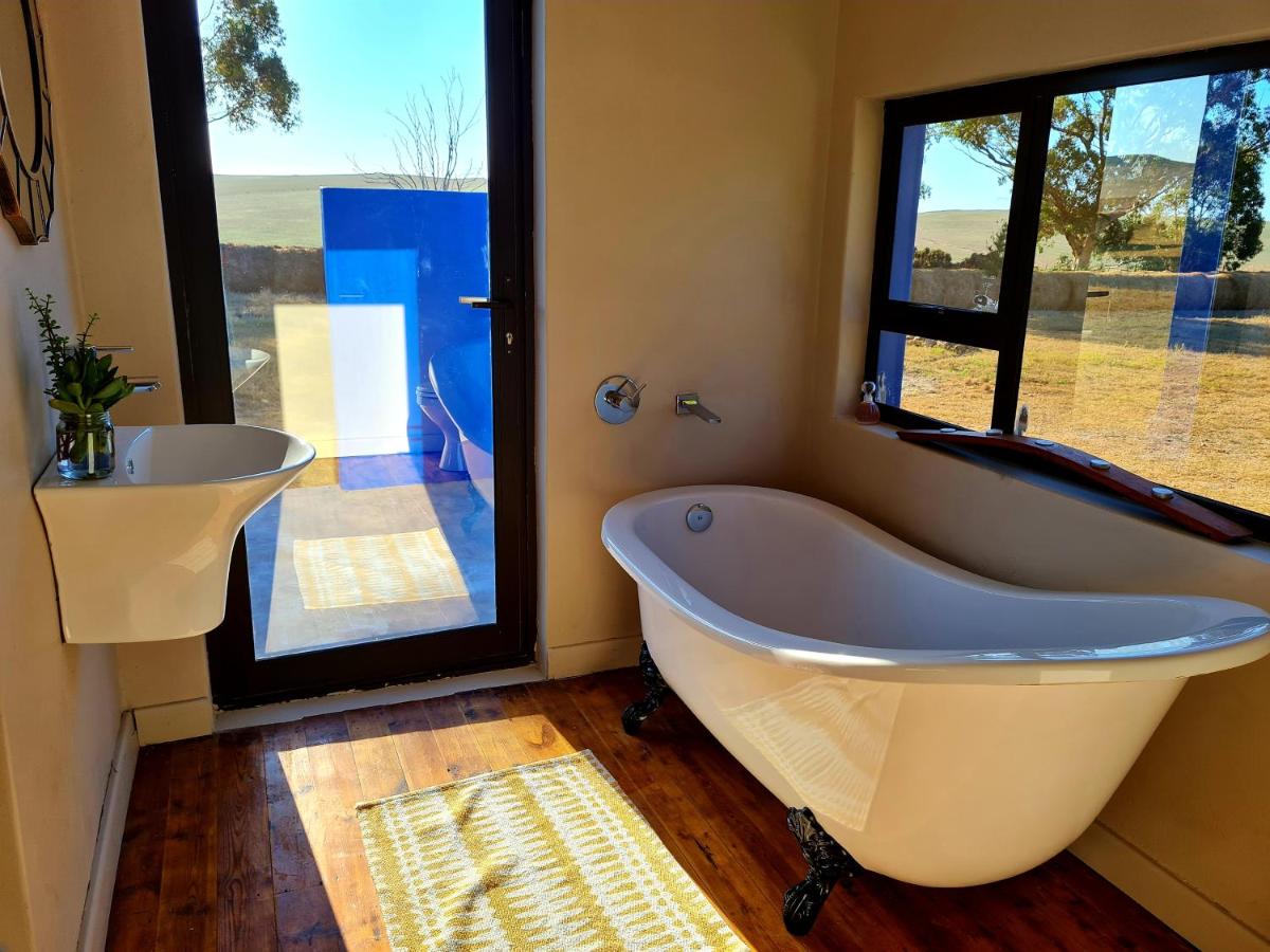 B&B Cloeteskraal - Die Blouhuis Farmhouse Retreat with a hot tub - Bed and Breakfast Cloeteskraal