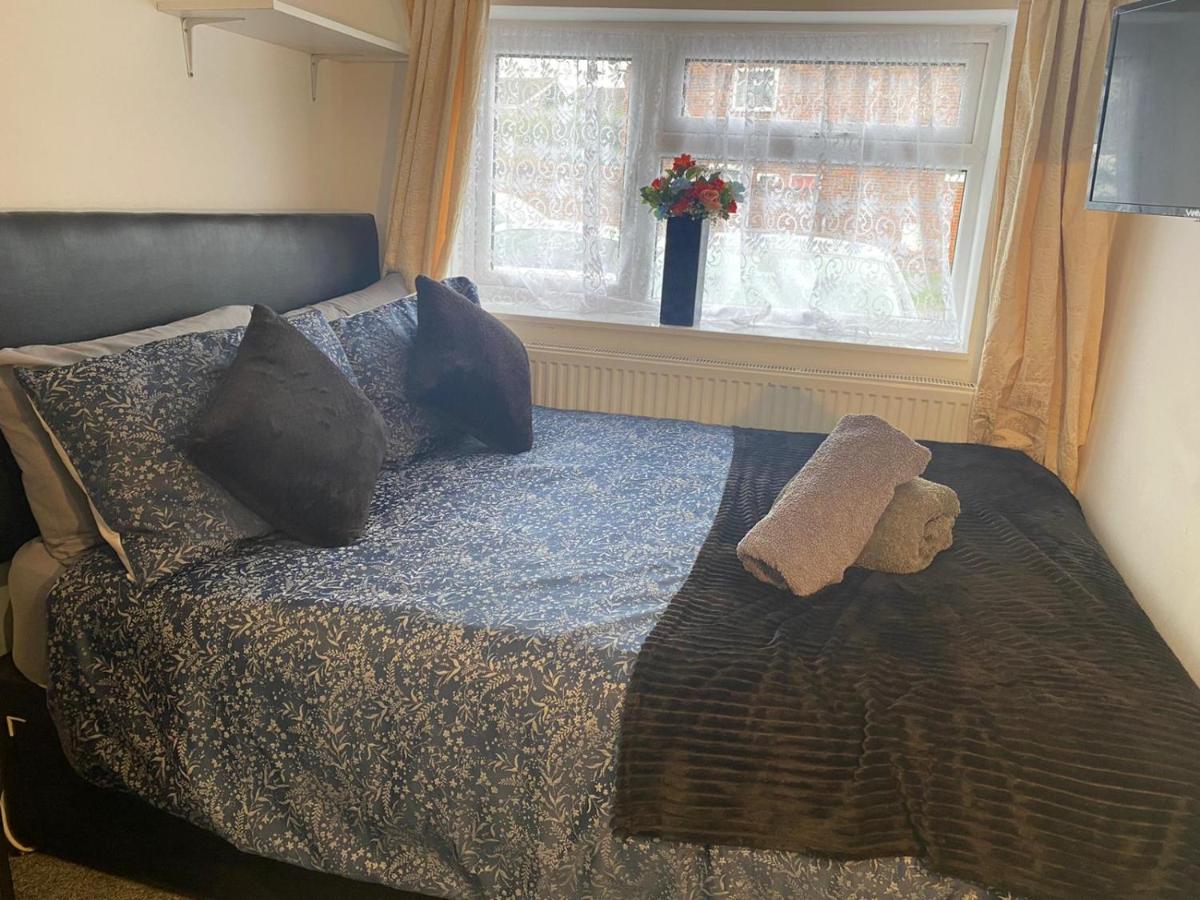 B&B Coventry - Elegant Practical onsite Cosy Studio in a quiet location - Bed and Breakfast Coventry