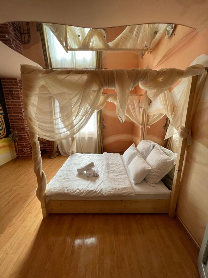Zimmer mit Kingsize-Bett