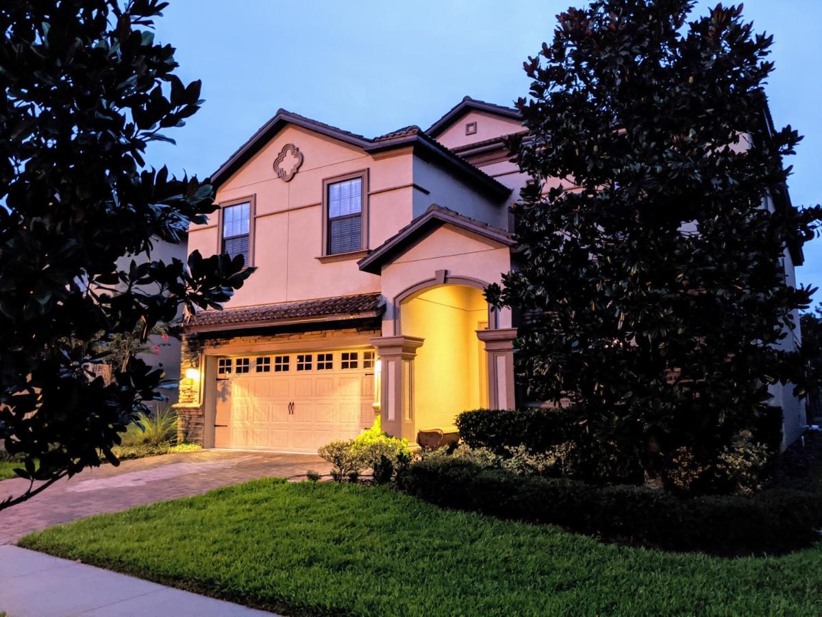 Villa 9BR Luxury near DISNEY with Pool, Spa, Free Parking, WiFi, Waterpark - B&B