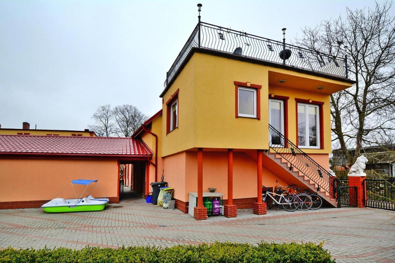 Cottage by Ostrowieckie Lake with Private Beach - B&B Kosierzewo