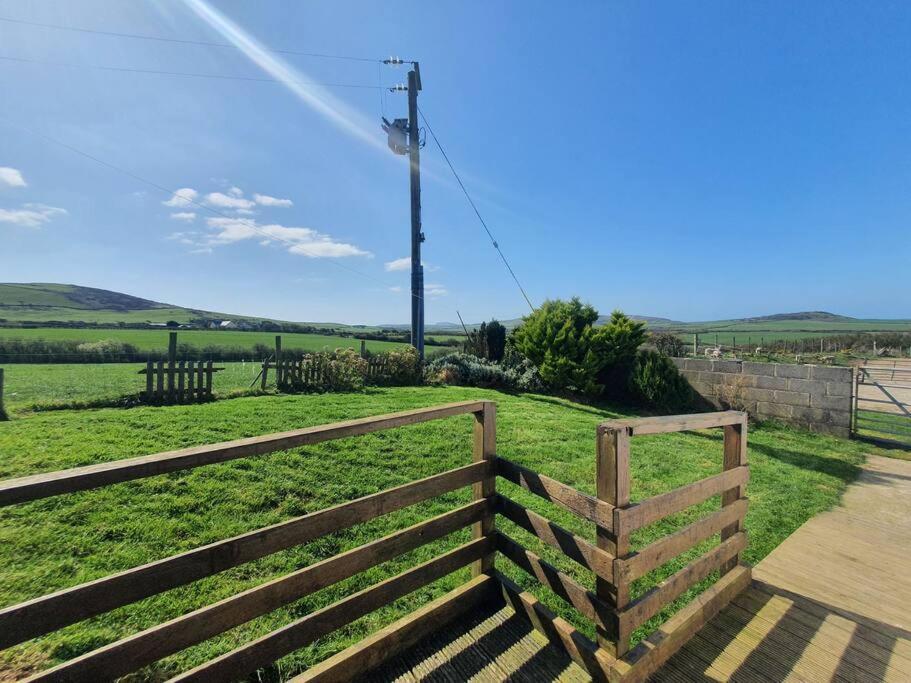 On farm Chalet, sleeps 6, Rhoshirwaun - Ferienwohnung