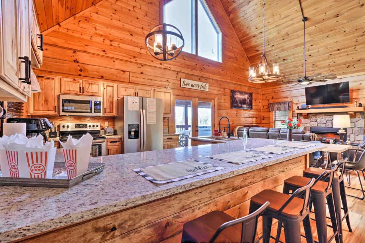 B&B Sevierville - Star Lite Cabin Hot Tub, Deck and Pool Table - Bed and Breakfast Sevierville