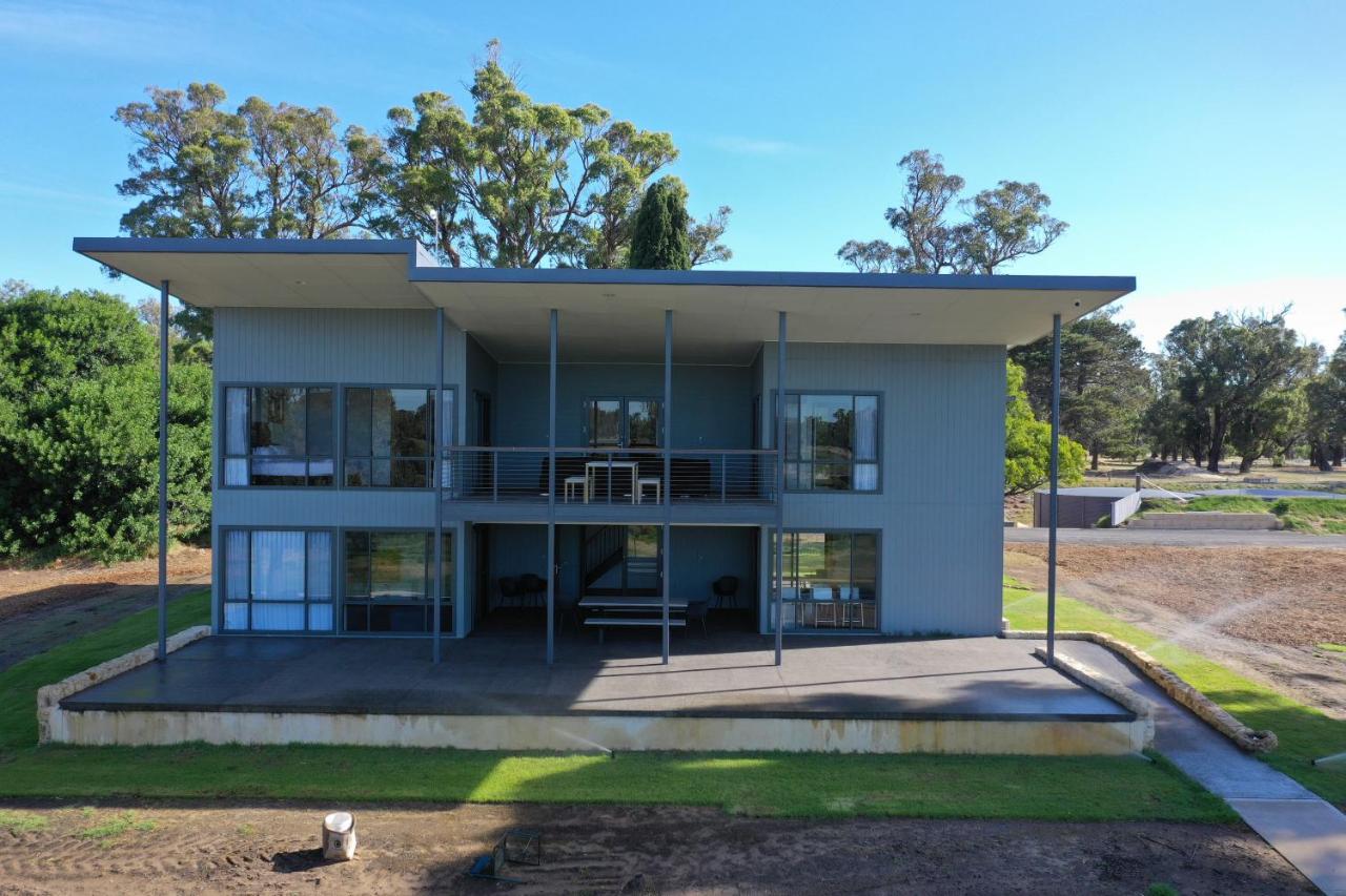 Stirling Estate Chalets - Bed and Breakfast