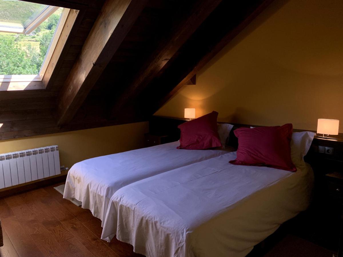 Standard Twin Room with Mountain View