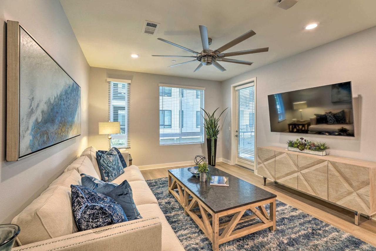 Modern Irvine Condo with Pool - 7 Mi to Beach! - Bed and Breakfast