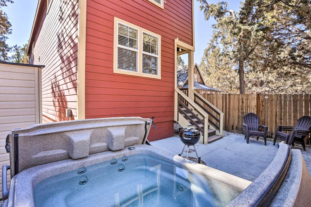 5 Mi to Big Bear Lake: Cozy Cottage w/ Hot Tub - Chambres d'hôtes Big Bear City