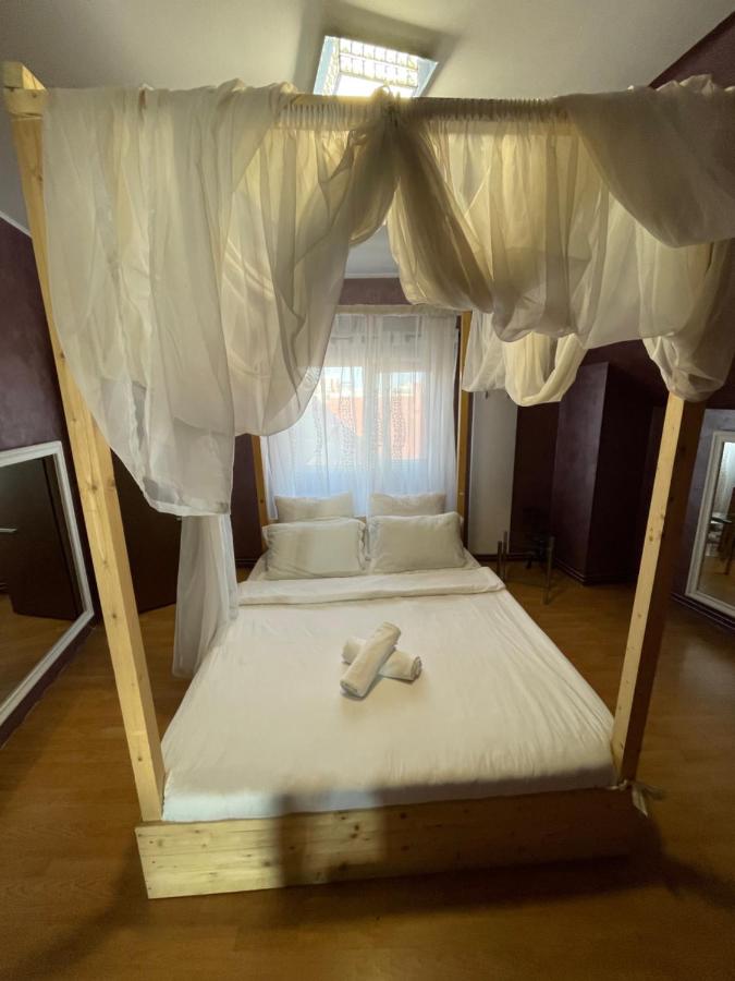 Deluxe Double Room (2 Adults + 1 Child)