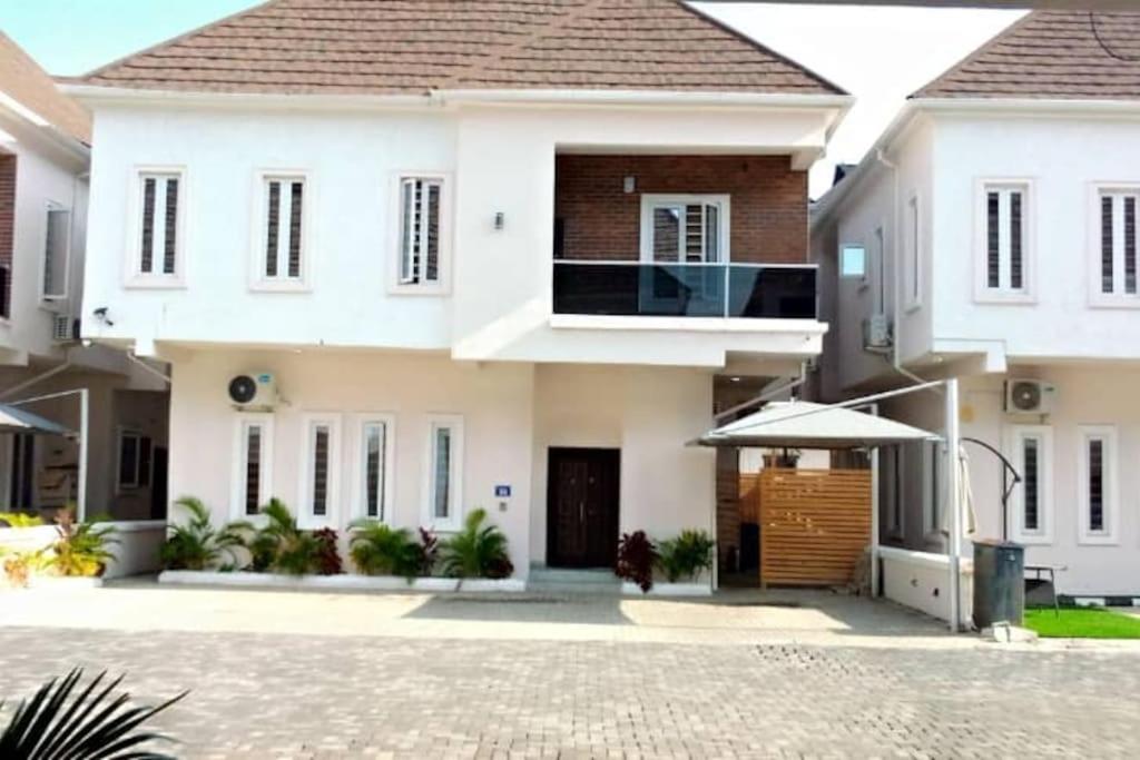 B&B Iboju - Lekki Conservation Luxury Palace 5 Bedrooms, with Fast Wi-Fi Fibre Broadband in Lekki not Ibeju - Bed and Breakfast Iboju