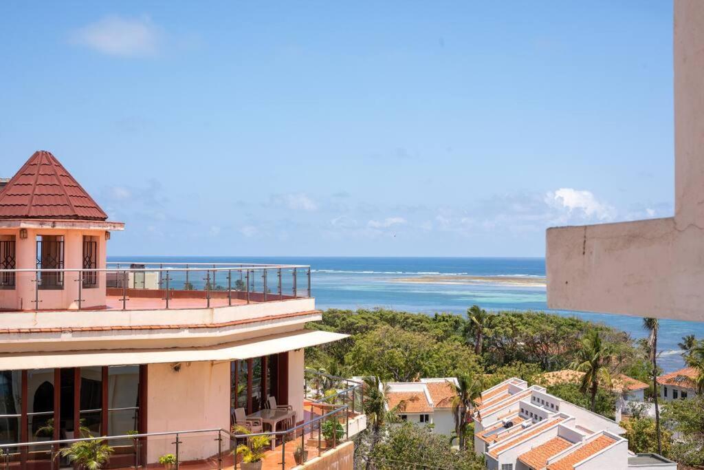 B&B Mombasa - Luxury 3BR Nyali Beachfront Apartment - 3 Min Walk - Bed and Breakfast Mombasa